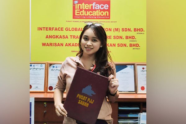 Ms. Neni bimbing pelajar PJJ Sabah